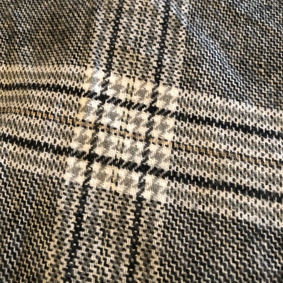 Ladies soft cape/wrap with buttons - Picture 6 of 6